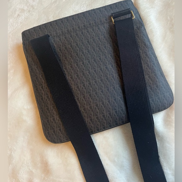 SAINT LAURENT
Monogram Canvas Flat Messenger Bag - Picture 3 of 13